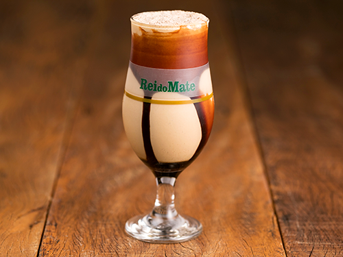 Delicioso Mate batido com leite, sorvete de creme, cappuccino e cobertura de chocolate.