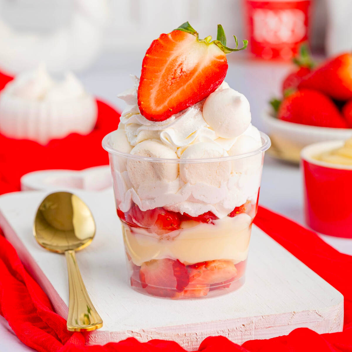 Morango, Creme Belga Branco, Merengue e Chantilly