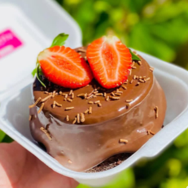Massa de chocolate, geleia de morango, cobertura e morango