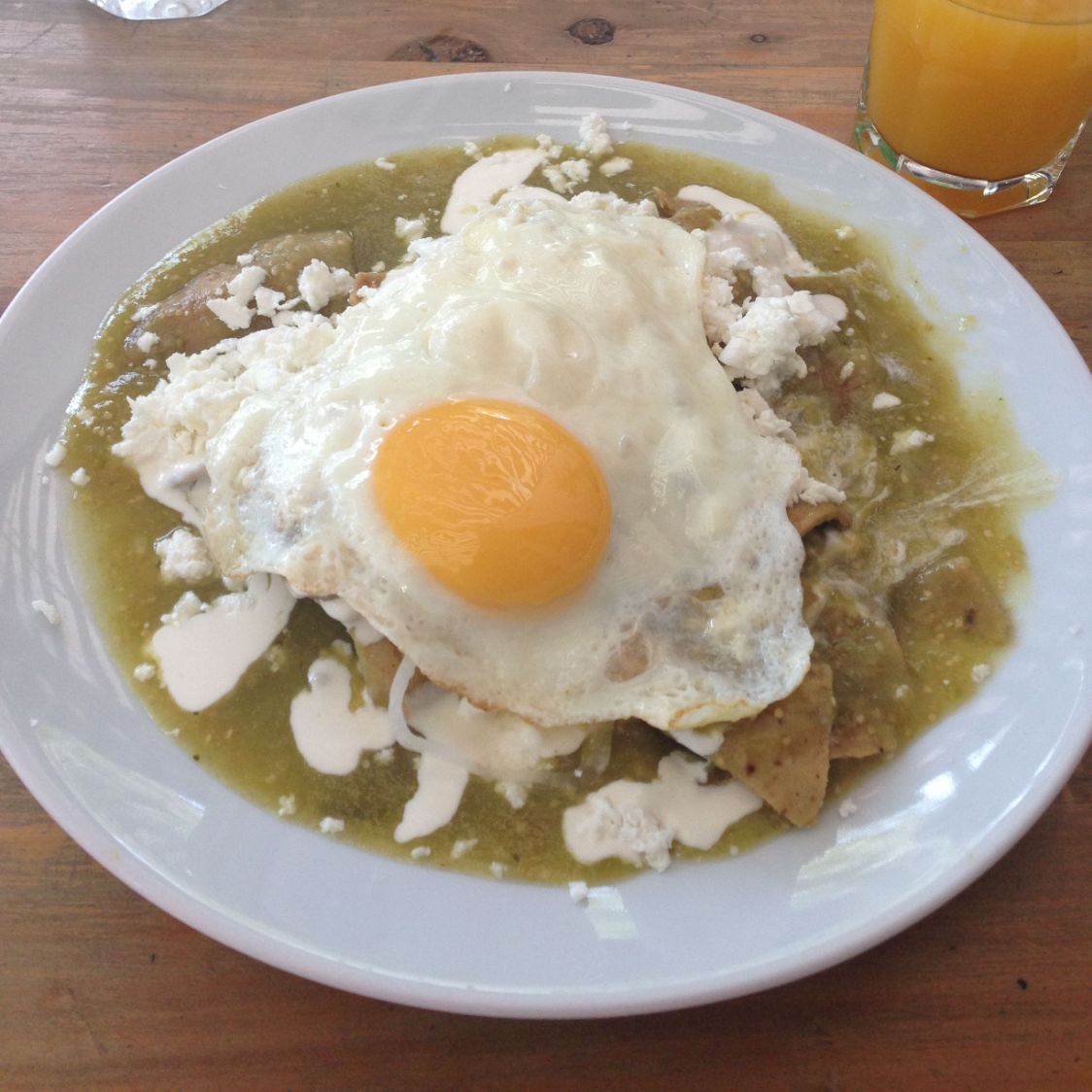 Chilaquiles con huevo estrellado verdes