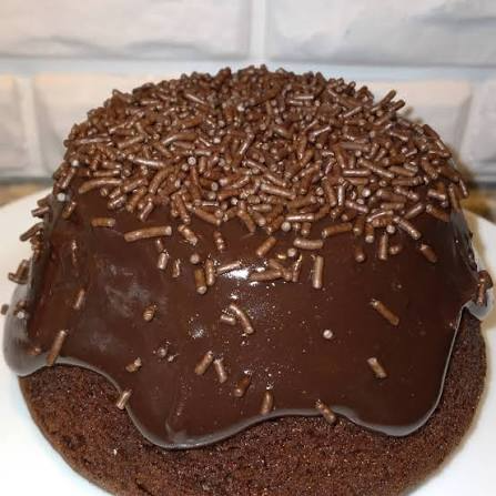 Mini Bolo Vulcão tradicional, coberto com um cremoso brigadeiro de chocolate 50% e granulados.
