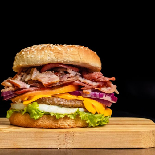 Pão, Carne, Queijo Cheddar, Ovo, Salada, Tomate, Cebola, Bacon, Calabresa , Presunto e Molho da casa