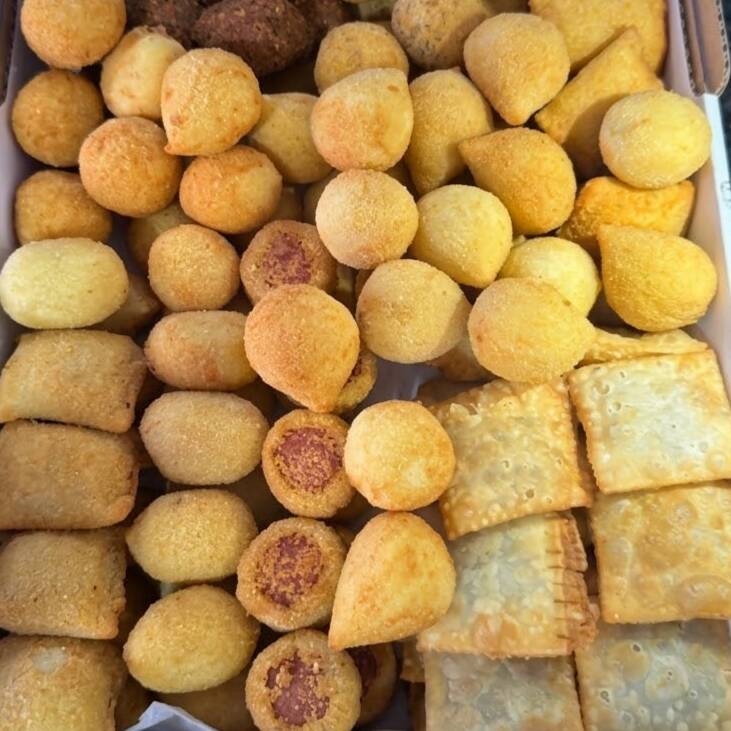 Uma seleção deliciosa com 50 salgadinhos sortidos, preparados com muito carinho e sabor caseiro! Perfeitos para compartilhar no lanche, reuniões ou pequenas comemorações.
Sabores variados conforme a disponibilidade da produção.