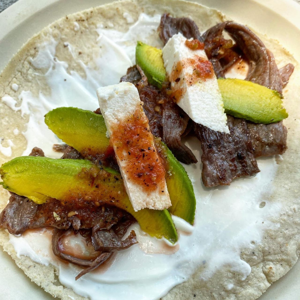 Cecina (crema, queso, nopales y cebolla asada)