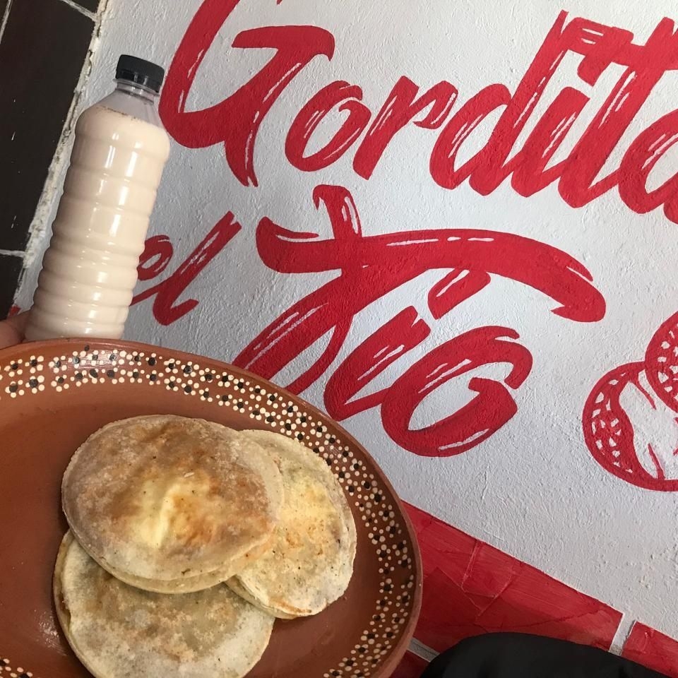 Combo Agua Fresca y 3 Gorditas
