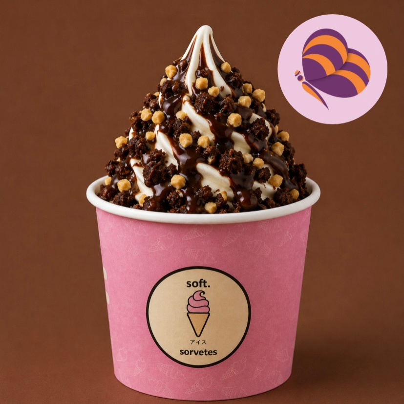 Soft. & Brigaderães se juntaram ! Conheça a nova sobremesa: ChocoSoft. Brownie Sorvete de Baunilha com Farofa de Brownie, Amendoins Crocantes e uma deliciosa Calda de Chocolate. Acompanha um canudo Biju. Imagem Meramente Ilustrativa.