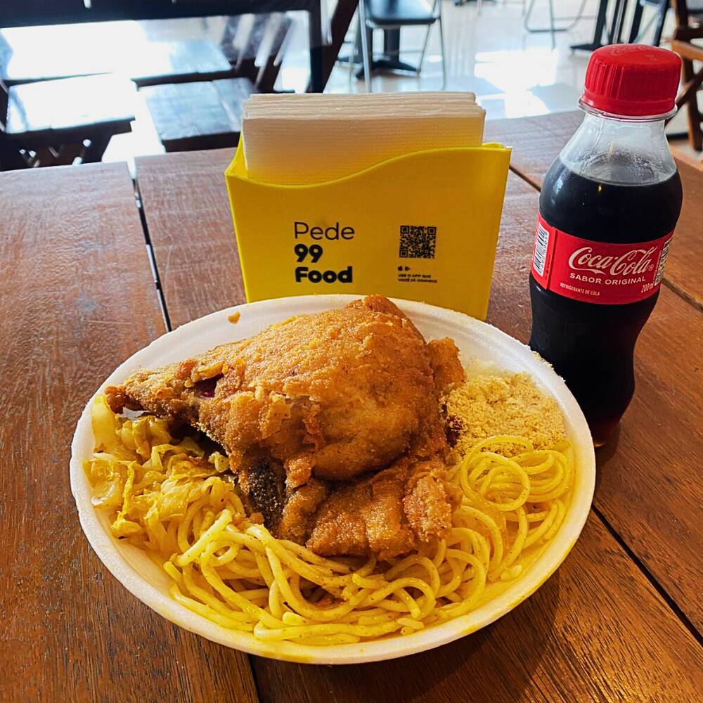 Bisteca A milanesa bem sequinha e crocante do jeitinho que lembra comida de mãe. Acompanha arroz soltinho, feijão branco cremoso, farofa dourada, refogado saboroso, macarrão e saladinha fresca. Almoço completo, generoso e feito com amor.