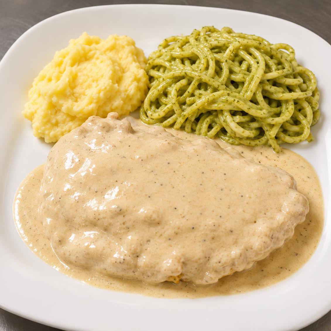 Pechuga Rellena Bañada en Crema de Champiñón