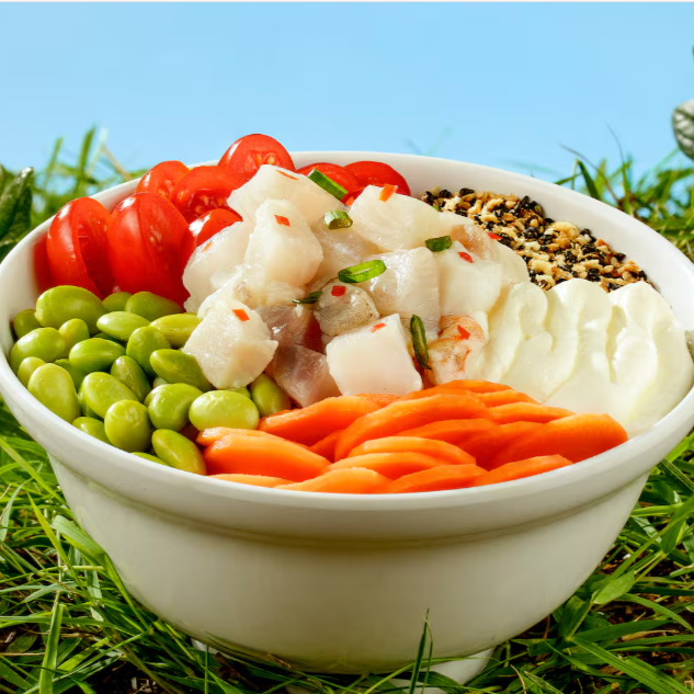 Base e tamanho à sua escolha, ceviche misto (camarão, peixe branco, cebola roxa, pimenta, cebolinha e limão), tomate cereja, edamame, picles de cenoura, cream cheese e farofa de panko com gergelim.