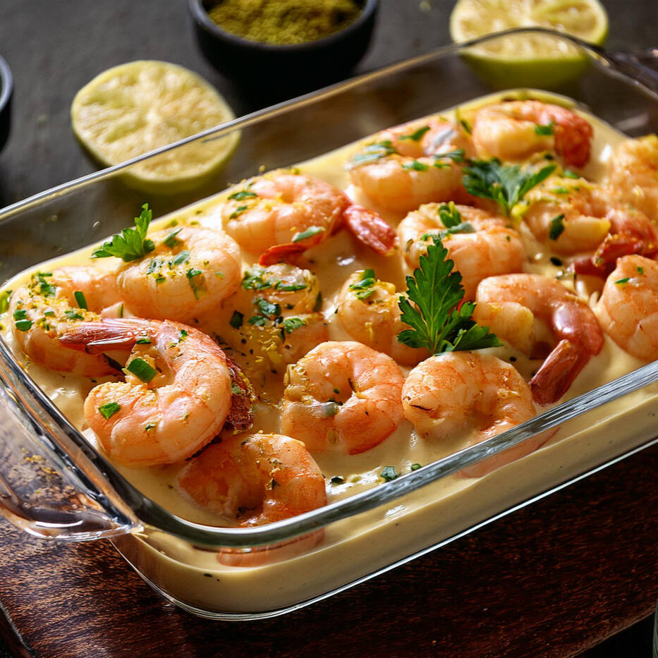 Filé de peixe ao molho de camarão com toque de leite de coco e arroz soltinho.