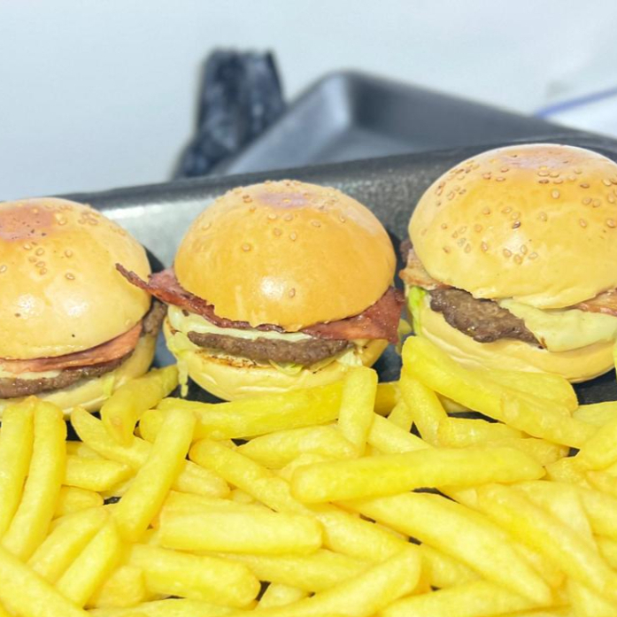 Combo: 3 Mini Burger Clasica & Papas Fritas