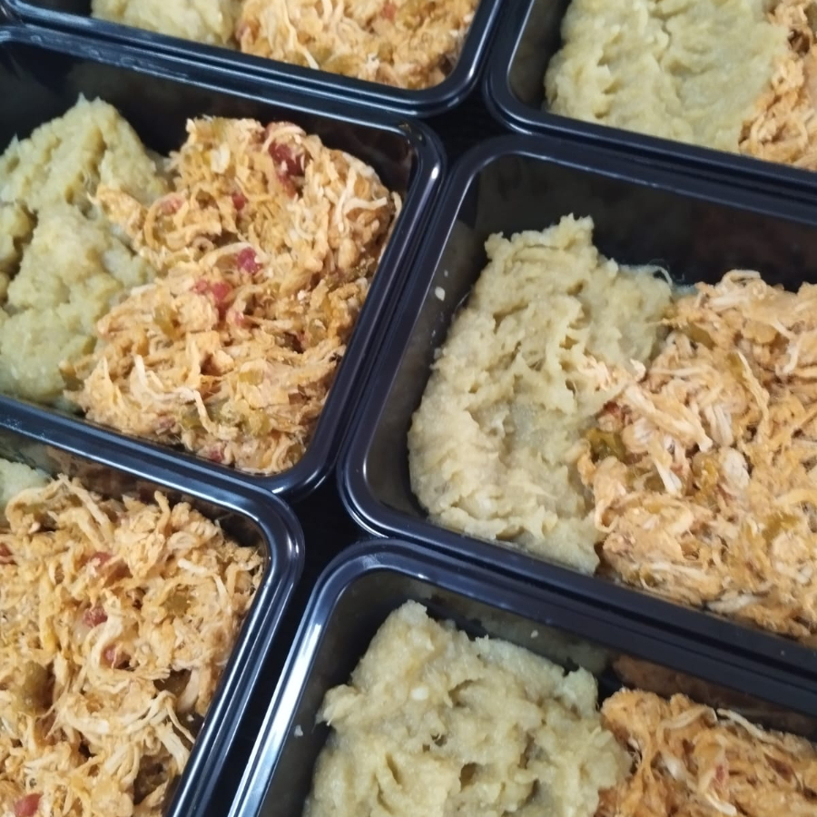 Purê de batata doce com Frango bem temperadinho com tomates, pimentões sem pele e mais temperos naturais, dando riqueza de sabor sem perder o foco. Zero glutén / Zero lactose (contém caseína). 475 kcal - 44g carb - 51g prot - 9g gordura