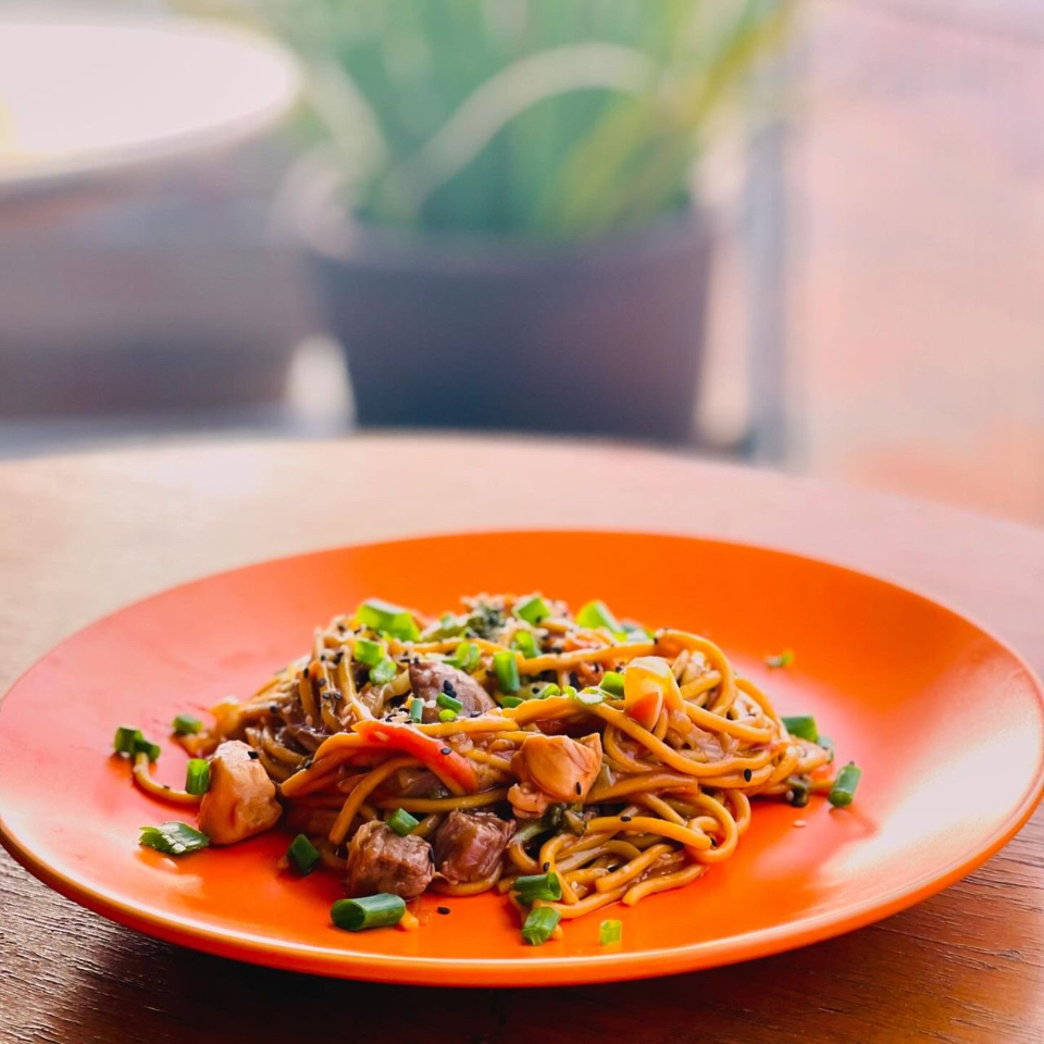 Shimeji, brócolis, couve flor, repolho, cenoura, macarrão e molho