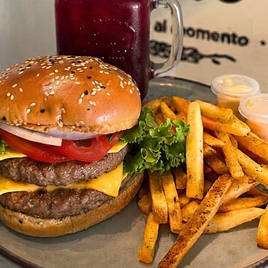 Hamburguesa Doble + Papas + Agua del día