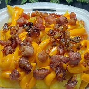 Porção de Batata com Cheddar e Bacon
300g de batata frita crocante generosamente coberta com queijo cheddar derretido, bacon em cubos e nosso molho caseiro especial. Para quem não dispensa uma batata completa!