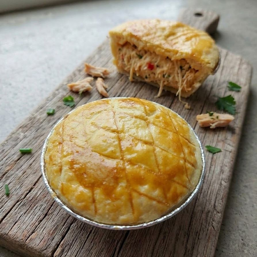 Empada Cremosa de Frango 🍗✨
Massa amanteigada, leve e delicada, recheada com frango desfiado e bem temperado, envolvido em um creme delicioso e supercremoso. Um recheio caseiro, saboroso e cheio de carinho, do jeitinho que uma boa empada deve ser.
Cremosa por dentro, douradinha por fora e irresistível a cada mordida! ❤️