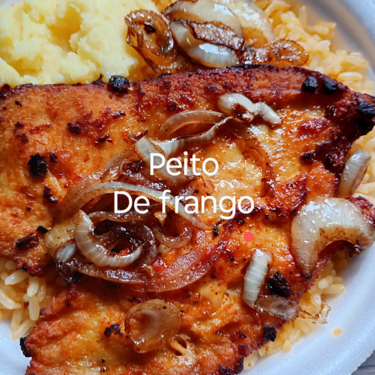 Marmitex de file de frango assado com feijão arroz macarrão farofa vinagrete