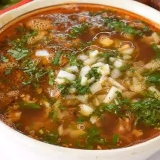 Medio litro de Birria con tortillas salsas verdu