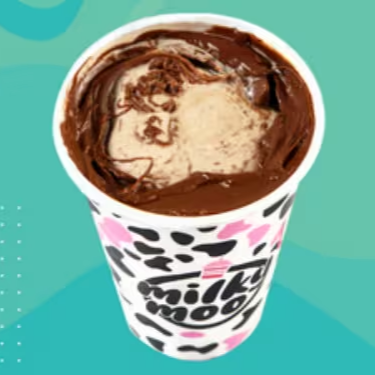 Milkshake feito com sorvete de baunilha batido e borda de creme de avelã. #doces #sobremesas #chocolate