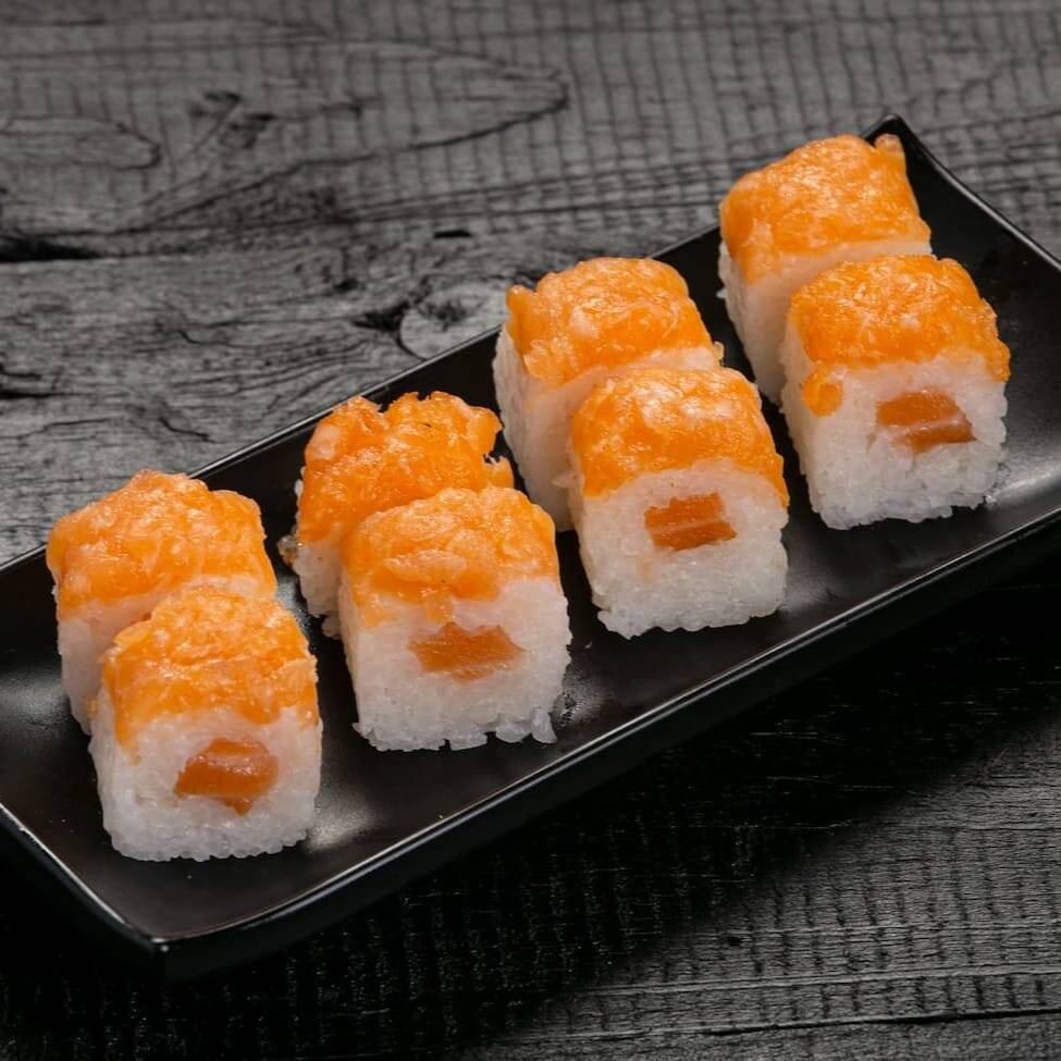 Salmão prensado sobre o arroz shari.