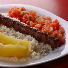 Almoço Delicia para quem ama preparos na brasa. Nosso prato feito é composto de Kafta suculenta e defumada: Acompanhada de Arroz branco, Vinagrete e Farofa, além do acompanhamento a sua escolha.