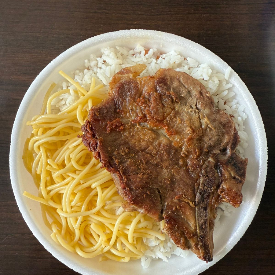 Arroz, feijão, macarrão, bisteca suina + cortesia