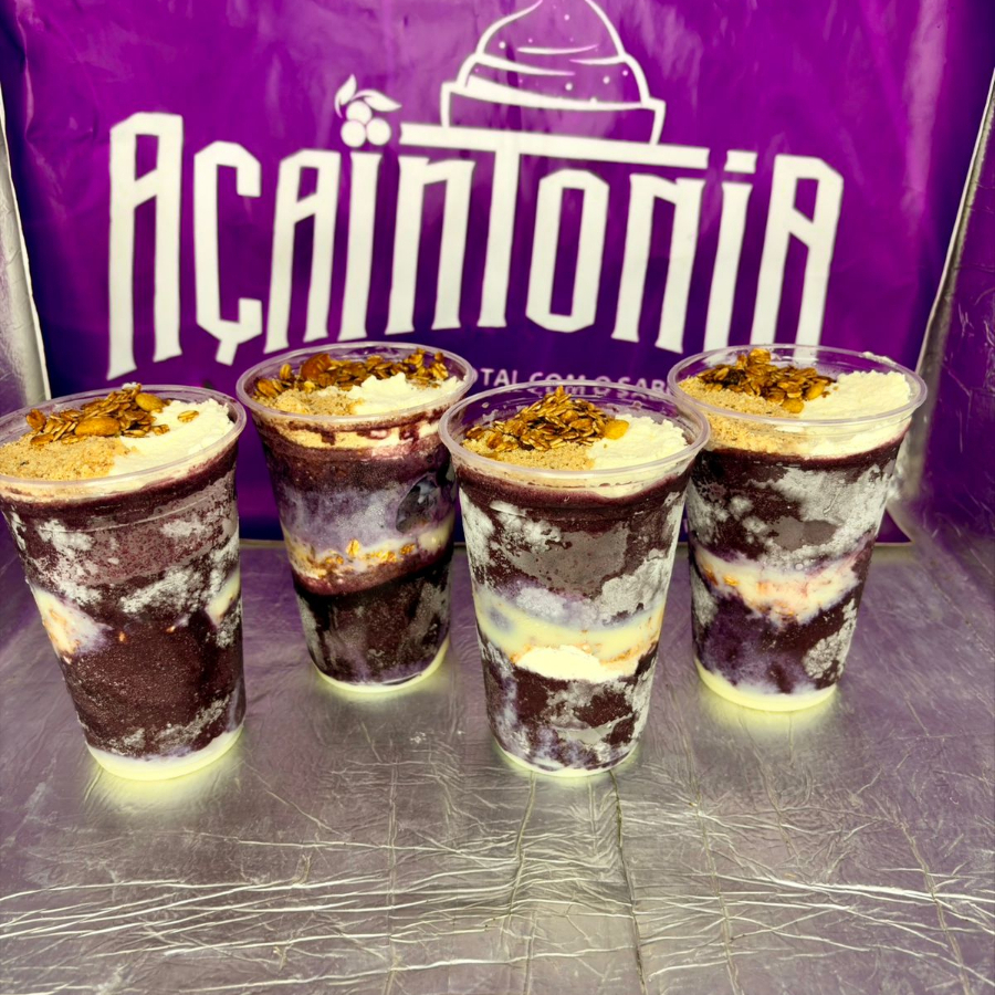 Açaí acompanhado de leite condensado, granola, banana, farinha de amendoim, leite em pó.