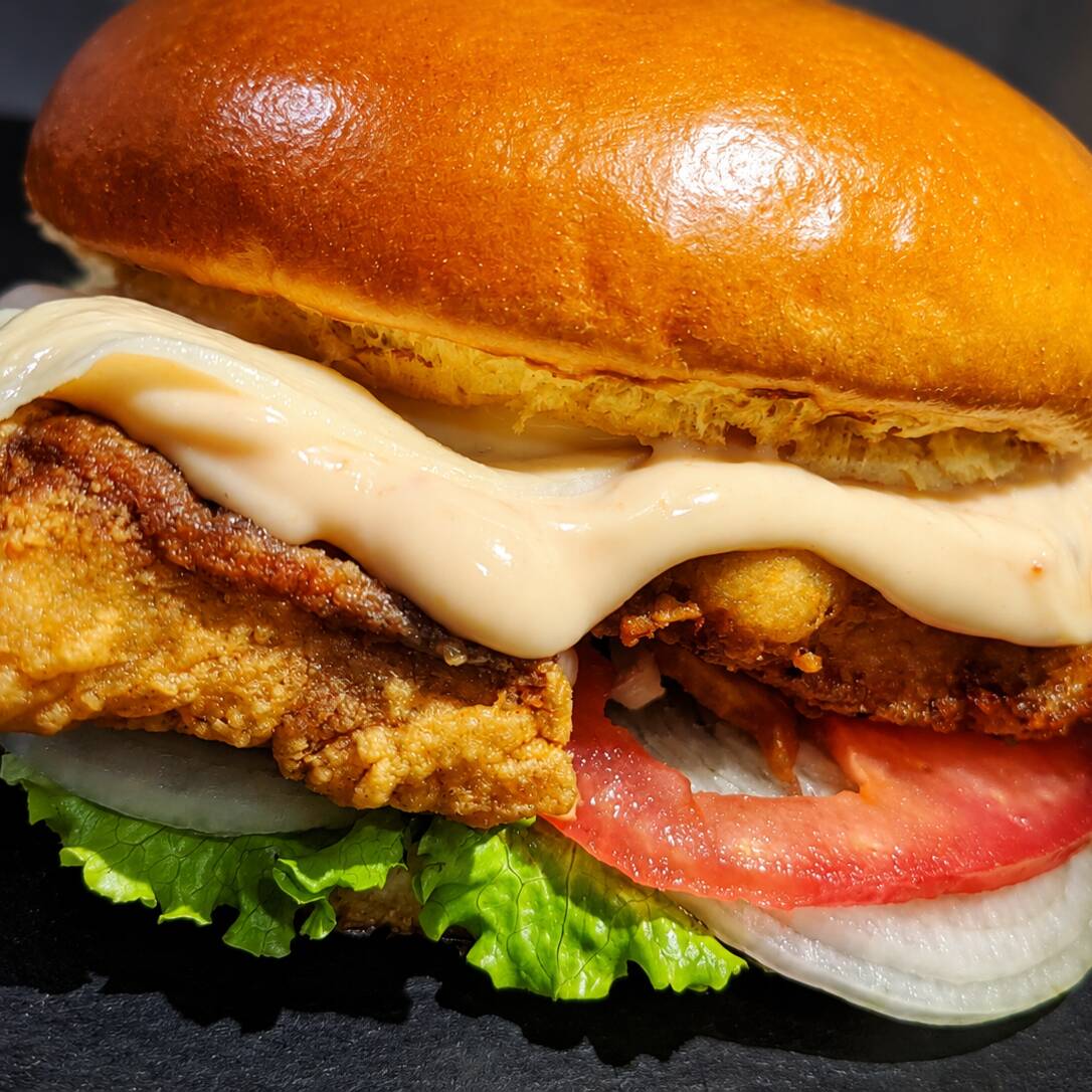 🧀 CHEESE FISH BURGER
Pão brioche, filé de peixe frito empanado, catupiry, queijo mussarela, alface crespa temperada com a maionese da casa, molho rose, tomate e cebola.
