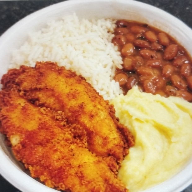 Arroz, feijão, filé de frango, purê de batata, tudo fresquinho!