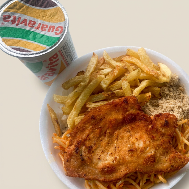 Arroz,Feijão,macarrão e farofa.