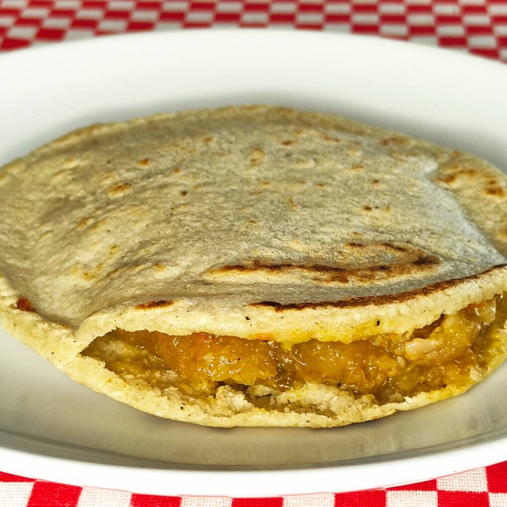 Gordita de Maíz con Chicharrón de Pella