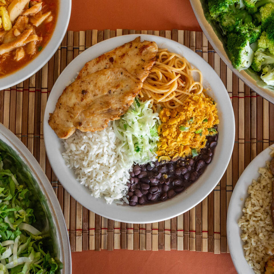 Composta por arroz e feijão carioca com duas carne + quatro guarnições de sua preferência