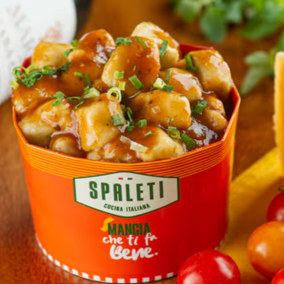 Nhoque de batata macio e saboroso, coberto com um delicioso molho à bolonhesa composto por carne bovina moída, mix de cubos de calabresa e bacon, molho de tomate, temperos exclusivos do Spaleti, finalizado com cheiro verde para dar aquele toque especial + Coca-Cola lata refrescante com desconto especial!!