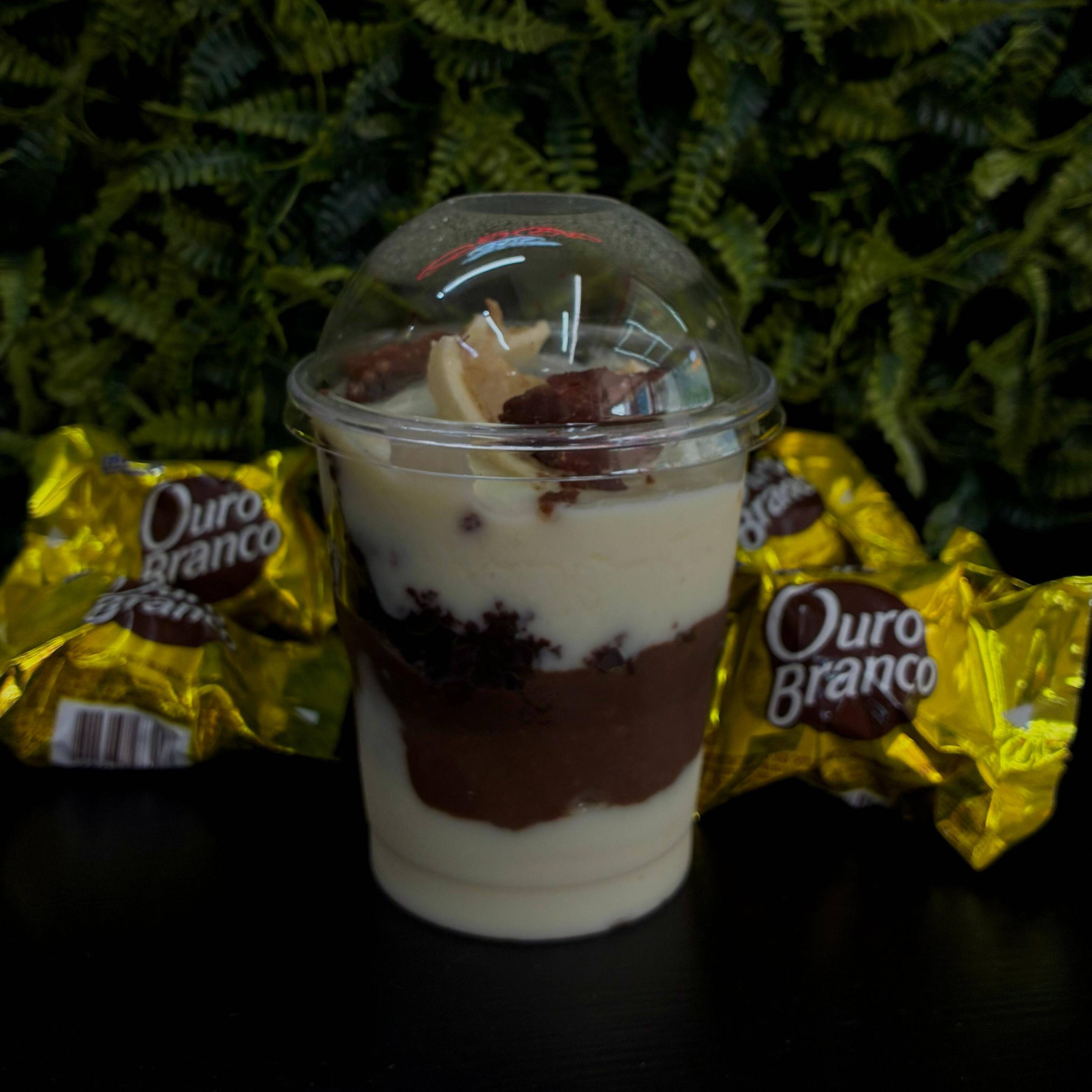 cree chocolate branco,brownie,creme gourmet de chocolate, finalizado com bombom ouro branco. Copo 200ml