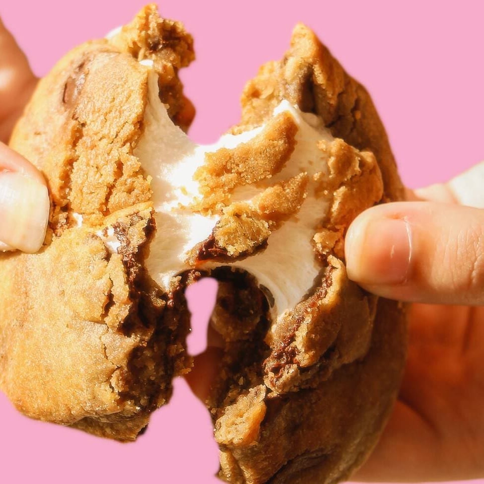 Cookie feito em homenagem ao tradicional doce americano s’mores, com uma massa especial com muitaaaaas gotas de chocolate, macia por dentro e crocante por fora e recheado com mashmalow.
Recomendação: Nossos produtos são armazenados em geladeira, aqueça por 20 segundos no microondas