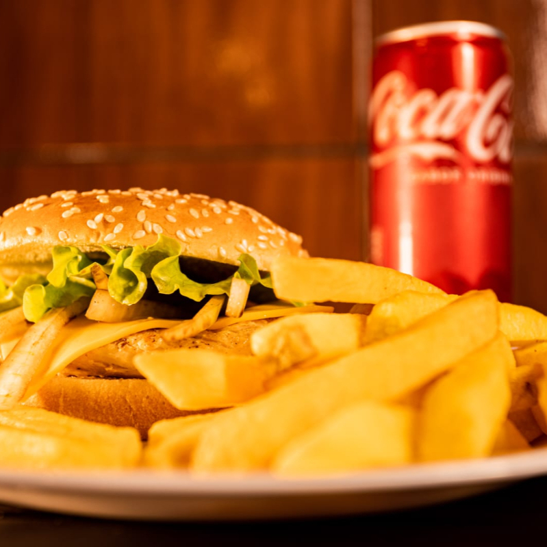 Pão gergelim , peito de frango , 2 queijos , cebola ao molho shoyo , cheddar cremoso , ketchup , maionese temperada e alface + batata + refri lata