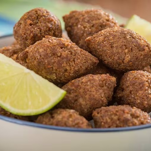 Aproveite nossa deliciosa oferta: 15 quibes crocantes, fritas na hora, e Coca Cola 350ml.
