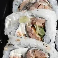 Arroz, alga, pele do salmão, cebolinha e cream cheese.