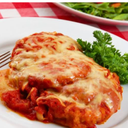 Filé de frango empanado, coberto com molho de tomate e uma camada generosa de queijo derretido, garantindo um prato suculento, encorpado e muito saboroso. Arroz, feijão, farofa e salada.