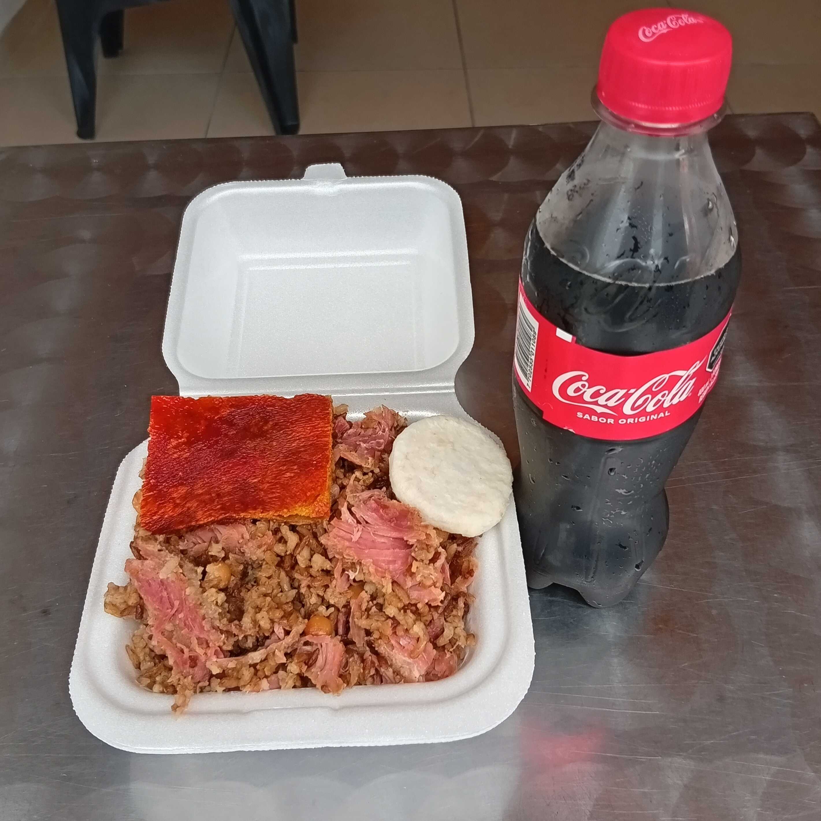 Lechona con Arepa más Gaseosa 250 ml