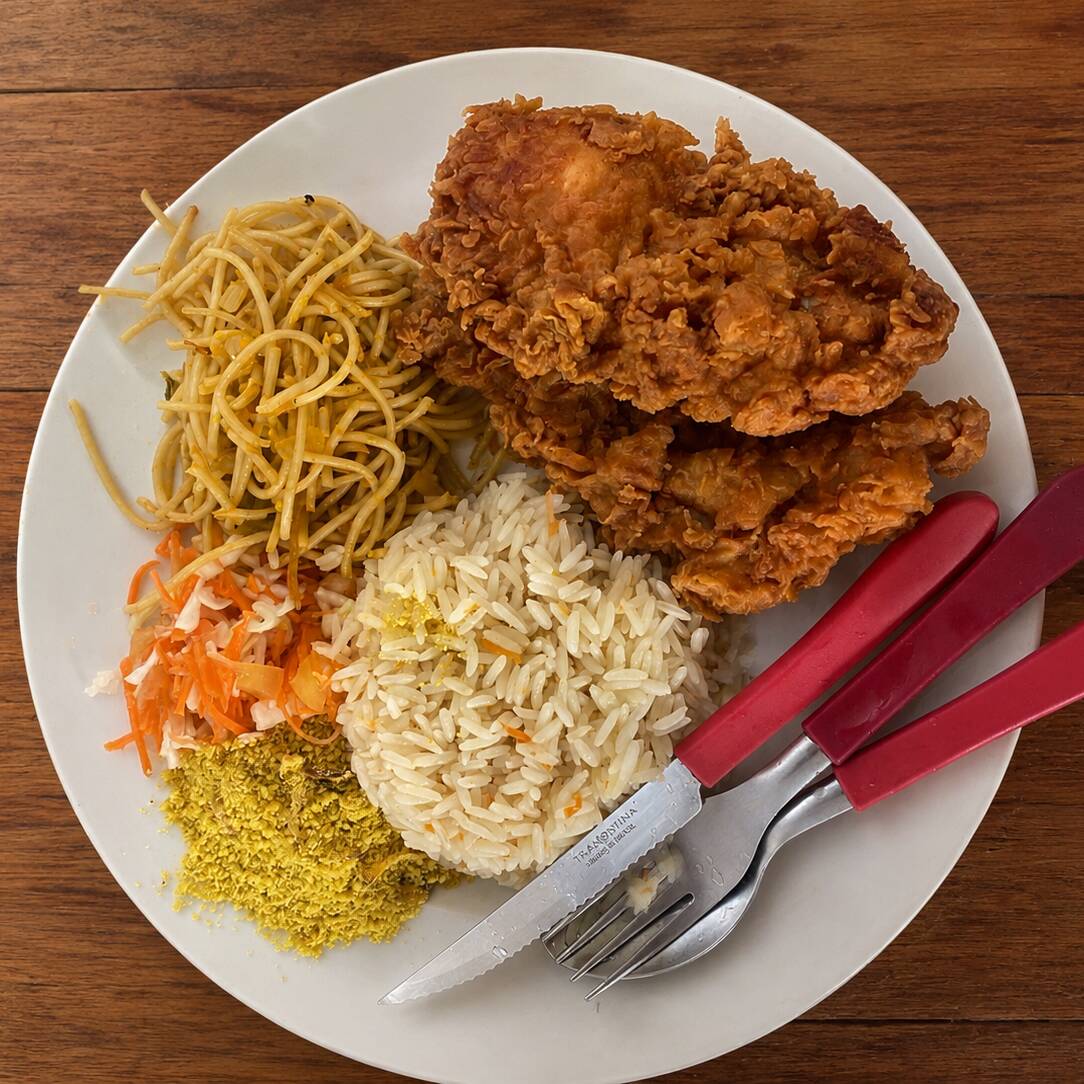 Coxa e sobrecoxa desossado empanada vem acompanhado arroz, macarrão, feijão, salada e farofa