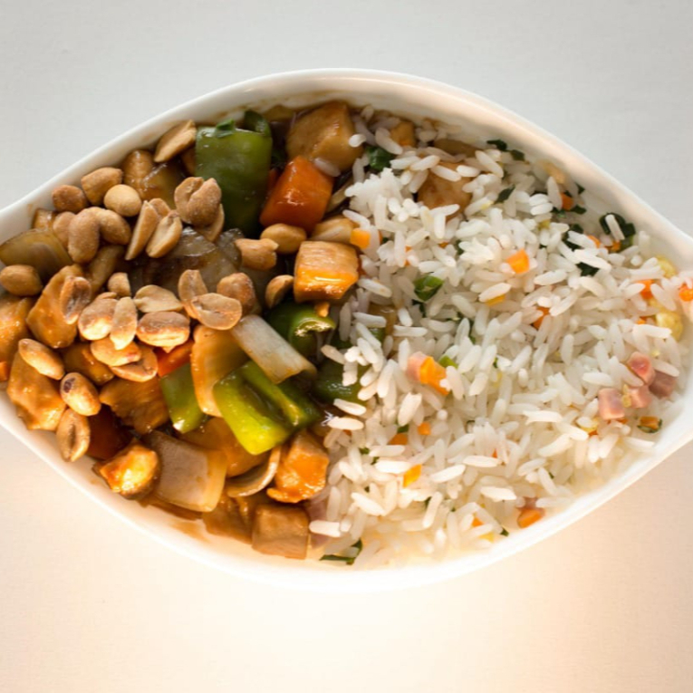 file de frango xadrez, com pimentão, cebola, cenoura, amendoim temperado ao molho shoyo.