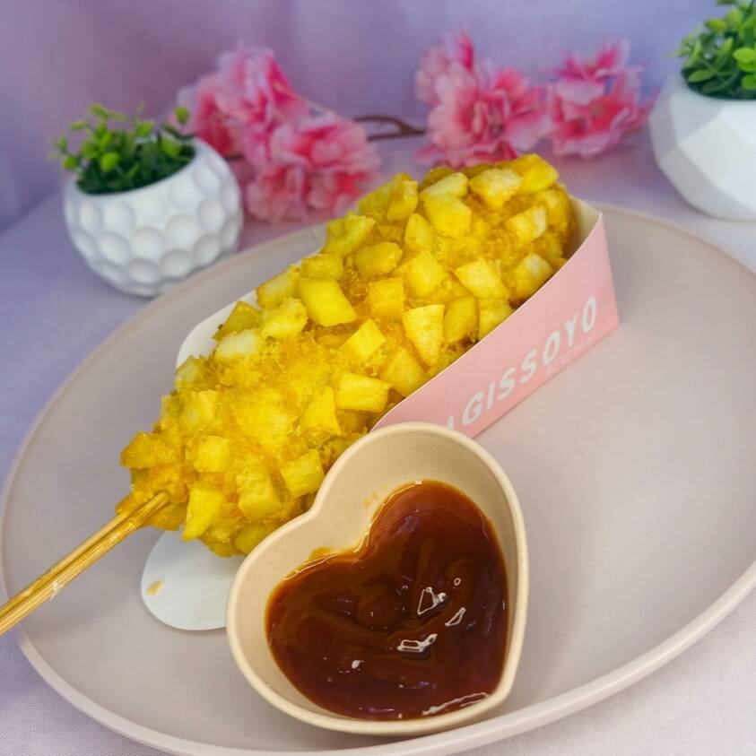 Uma explosão de sabor! Nosso corn dog é empanado no estilo coreano e coberto com muita batata frita.