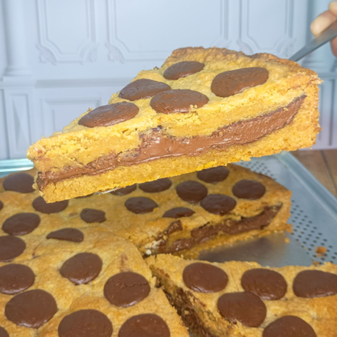 Fatia torta cookie : Deliciosa massa tradicional de cookie com recheio de nutella pura .