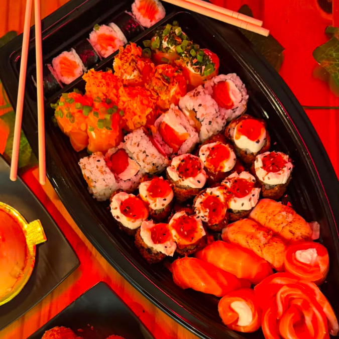 A famosa barca veio para ficar, nela vai 6 hossomaki de salmão, 6 uramaki Philadelphia, 8 Joy de salmão com toppings de crispy de couve, Crispy de cebola, Doritos e geleia de pimenta, 10 hot Filadélfia com geleia de pimenta, 2 Niguiri de salmão, 2 Niguiri de salmão massaricado com azeite trufado e flor de sal, 4 sashimi de salmão e 2 sashimi love ( com Crean cheese )