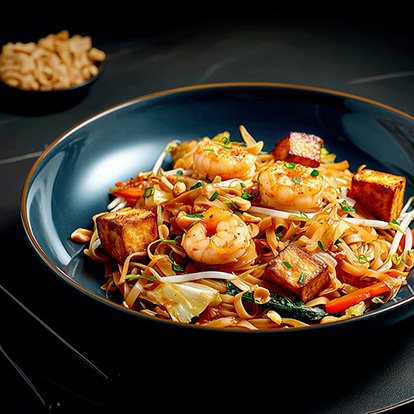 Camarões salteados, talharim de arroz, legumes frescos e o equilíbrio perfeito entre o doce, o ácido e o picante — o Pad Thai de Camarão da linha Lunchbox Premium entrega uma verdadeira viagem à culinária tailandesa. Feito com ingredientes frescos e molho artesanal à base de tamarindo, shoyu e amendoim, esse prato combina sabor exótico e leveza na medida certa. ️ Por que você vai amar: Camarões suculentos salteados com molho tailandês artesanal Talharim de arroz e legumes frescos, no ponto perfeito Combinação equilibrada de tamarindo, shoyu e amendoim Prato completo, leve e cheio de sabor oriental Tamanho especial de 400g — ideal para uma refeição completa ️ Pronto em 5 minutos: aqueça e aproveite Atenção: produto congelado, pronto para consumo. Descongele no micro-ondas em apenas 5 minutos e está pronto. Gostoso, prático e sem conservantes!