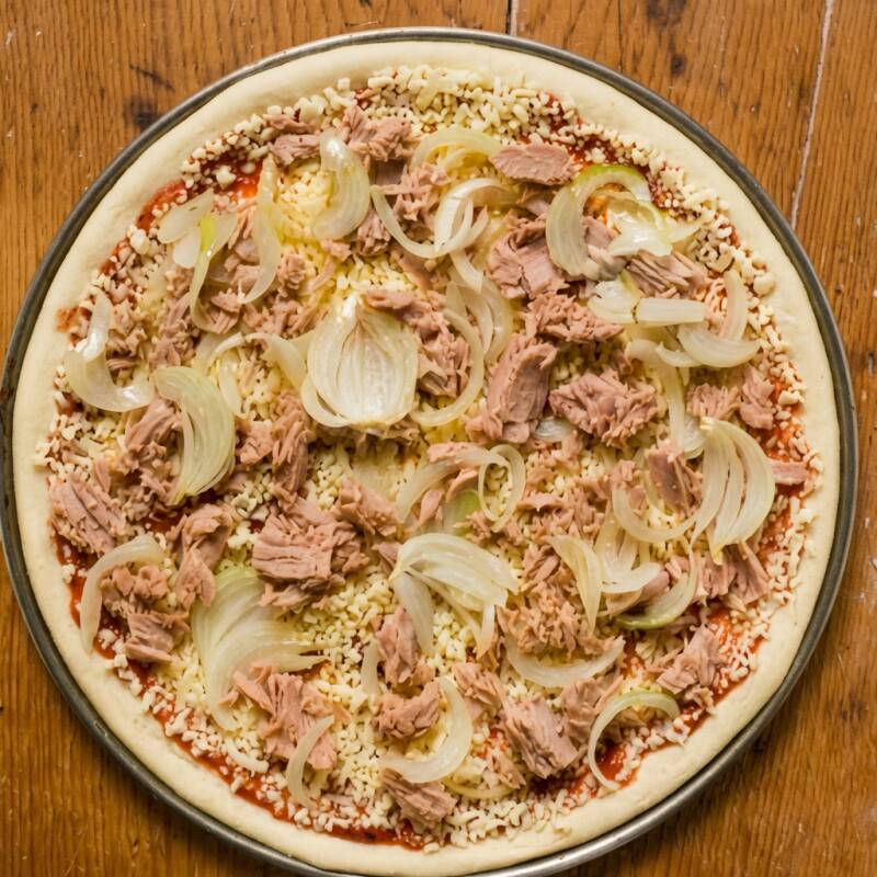 Atum, ovo , bacon, cebola e mussarela