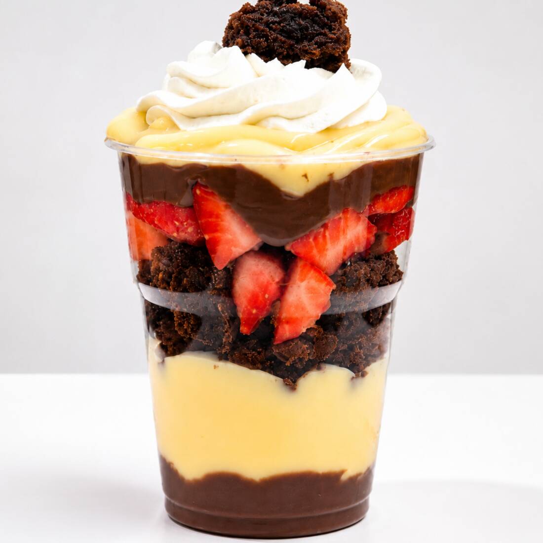 Camadas generosas de Nutella, brownie artesanal macio por dentro e crocante por fora, morangos frescos picados, creme de ninho ultra cremoso e chantininho leve que derrete na boca. Serve 1 pessoa. Aproximadamente 250gr