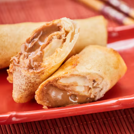 Para adoçar sua refeição, nada melhor que nosso Rolinho de Doce de Leite! Uma massa de harumaki recheada com o doce mais amado do Brasil.