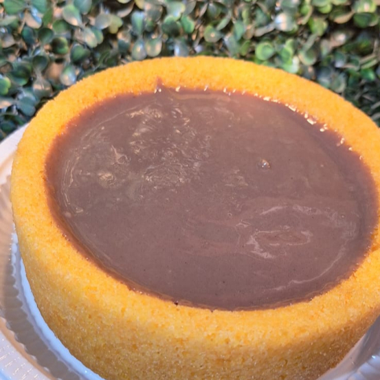 Bolo Caseirinho de Cenoura com com calda de chocolate. Um bolo úmido e macio, feiro com cenouras frescas, que dá um toque especial de doçura natural.